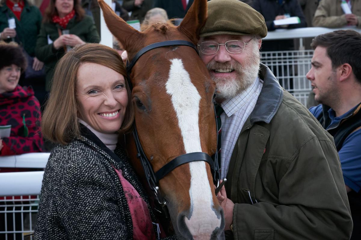 תמונה של טוני קולט עם אוון טיל מתוך &quot;סוס מנצח&quot;